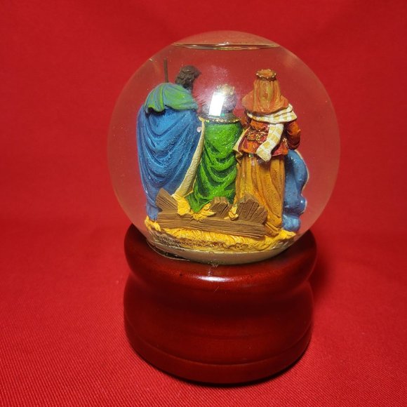 St Nicholas Square Musical Snow Globe Plays Silent Night - Picture 3 of 12